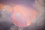 Bulutlar Arasında Pembe Ay