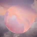 Bulutlar Arasında Pembe Ay