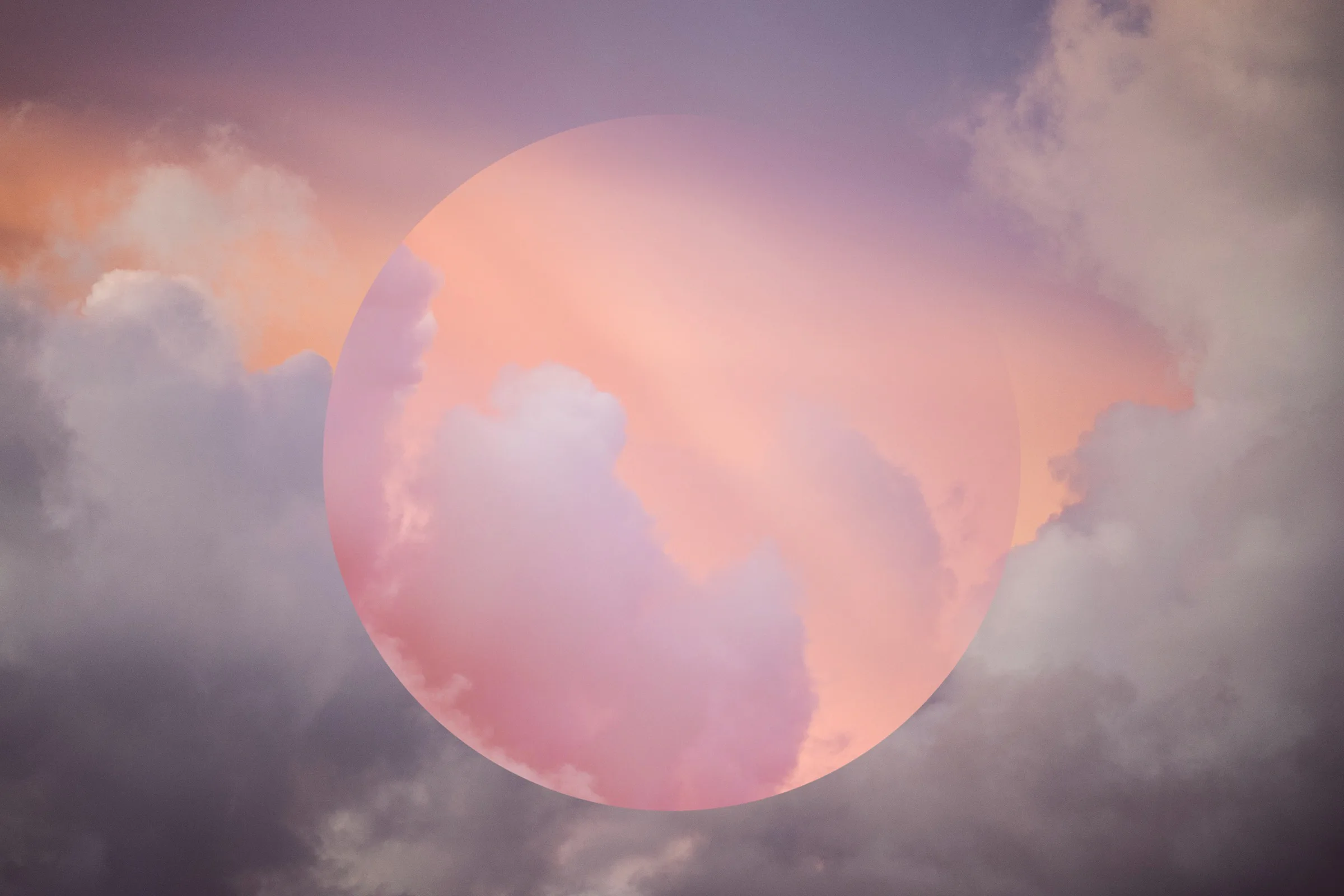 Bulutlar Arasında Pembe Ay Bulutlar Arasında Pembe Ay