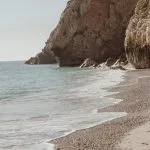 Kayalık Koyda Dalgalar