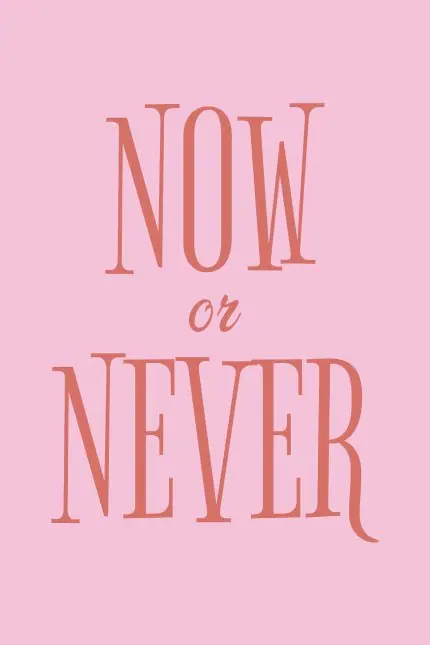 Pembe Zeminde Now Or Never Yazısı