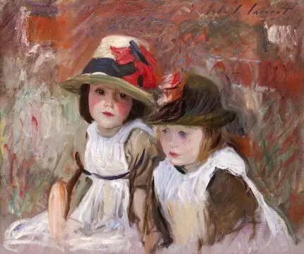 Sargent Şapkalı İki Kız